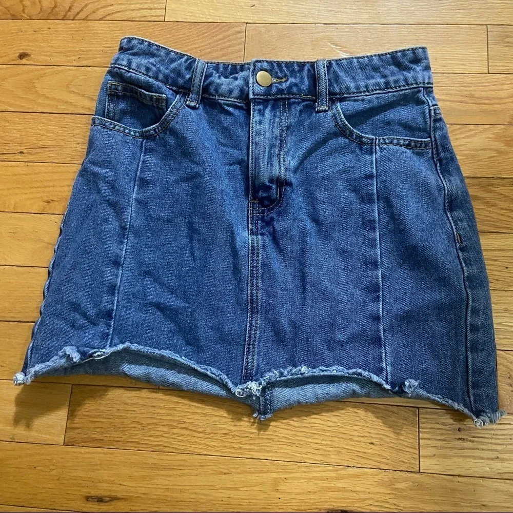 🛍3/$30 Forever 21  women’s blue denim raw‎ edge skirt in size small